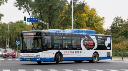 民航通力 北京首都机场航站楼摆渡车 京A05661F XML6125JHEVG5CN1