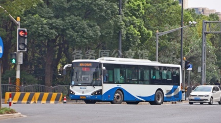 浦东公交 申崇四线 沪E H6731 SWB6107CHG5