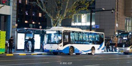 浦东公交 985路 沪A58358D SWB6108BEV32